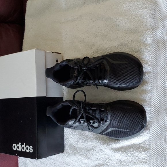 Sneakers - Picture 1 of 8